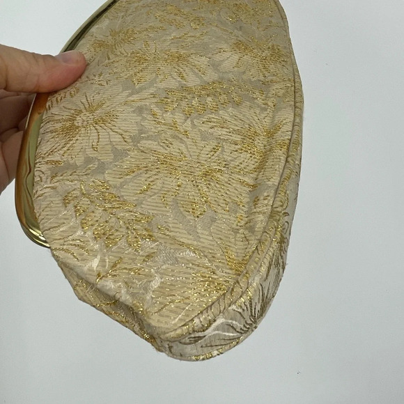 Vintage brocade clasp clutch. Ivory and gold stitching - Picture 4 of 6